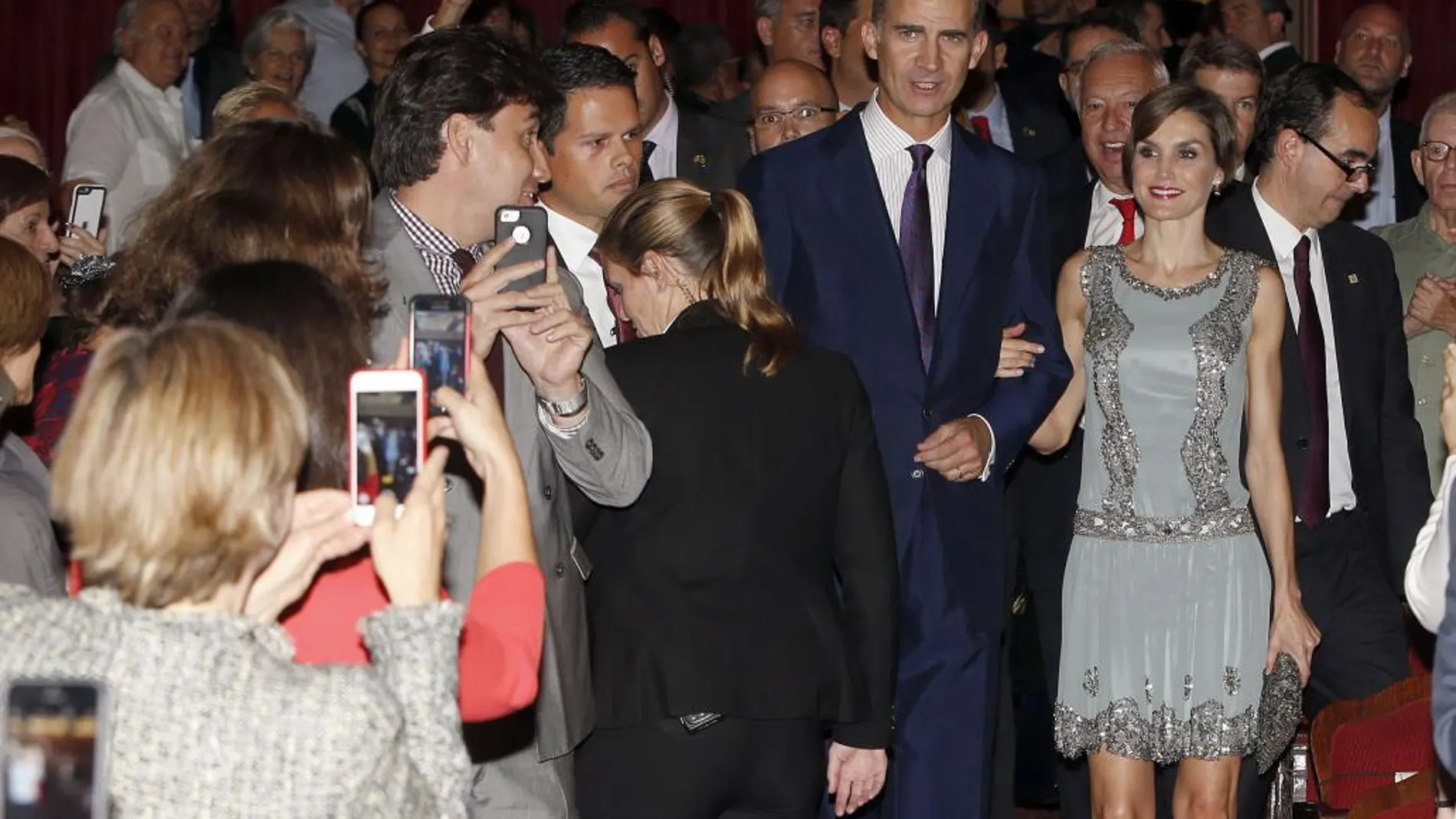 Felipe VI y Doña Letizia a su llegada al Festival de Cine Español en Miami.