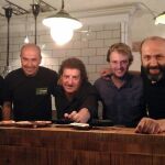 Los hermanos Rovira, Oriol, Jordi y Miquel con Iñaki Lz.de Viñaspre