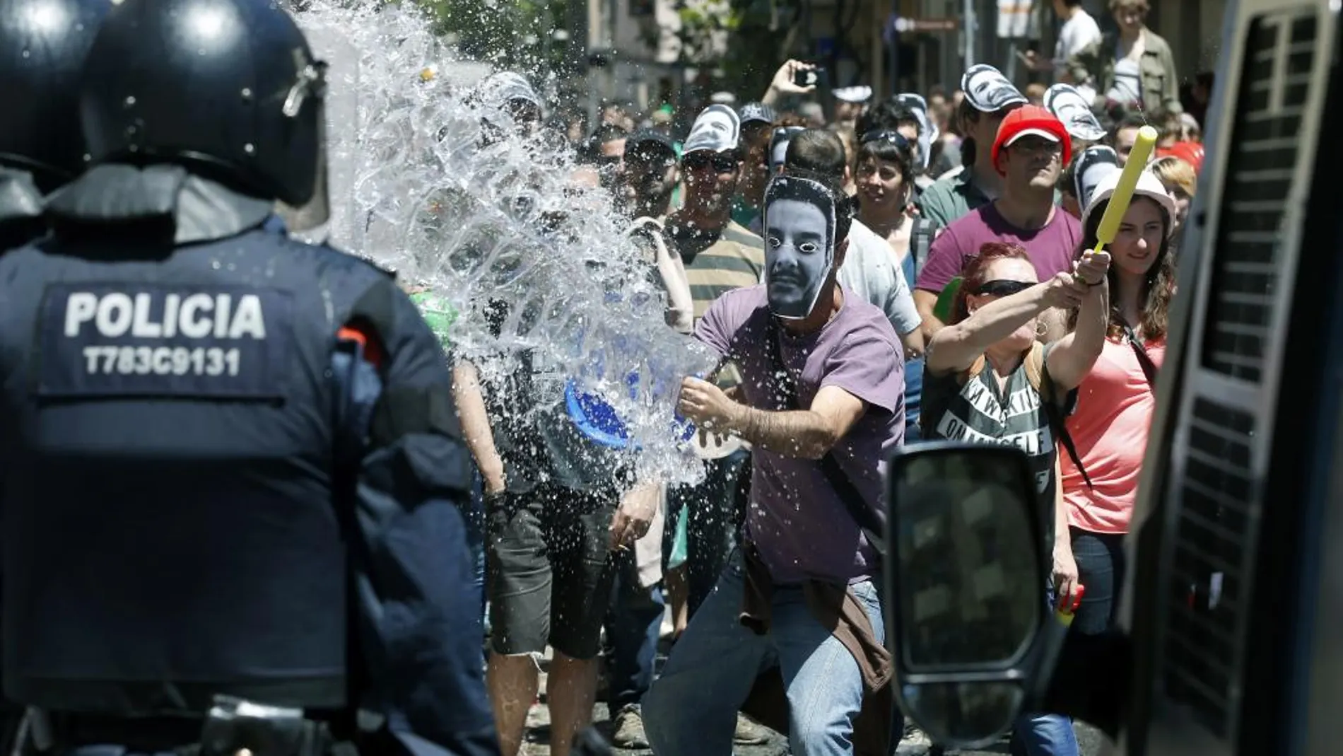 Manifestantes se enfrentan a los antidisturbios de los Mossos d'Esquadra, durante los incidentes producidos ayer en el barrio de Gràci
