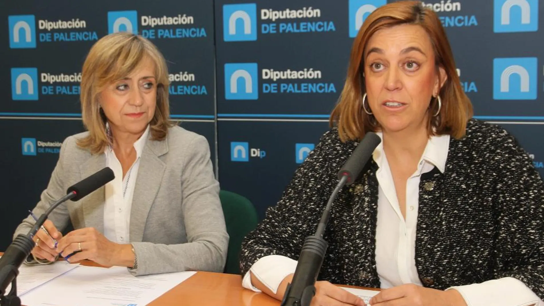 La presidenta de la Diputación de Palencia, Ángeles Armisén, acompañada por la diputada de Servicios Sociales, Mª José de la Fuente presenta la nueva programación de la Animación Comunitaria de la Institución Provincial