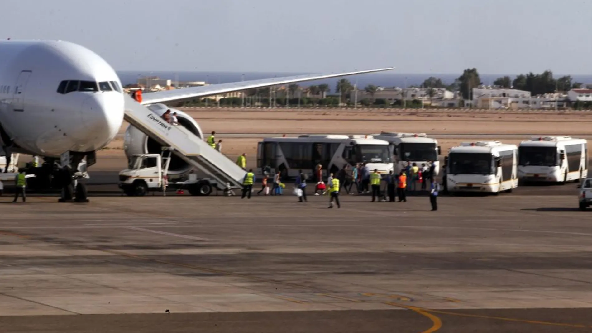 Turistas suben a bordo de un avión en el aeropuerto de Sharm el-Sheij