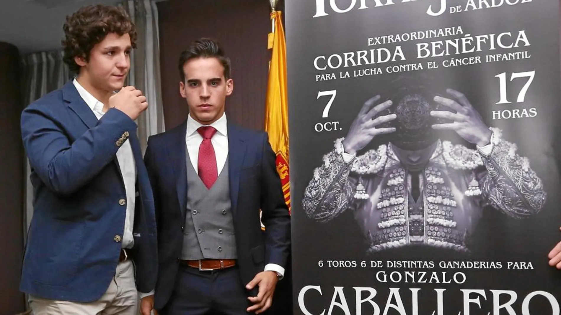 Froilán, junto a su amigo Gonzalo Caballero, posando al lado del cartel de la corrida benéfica que se celebrará el 7