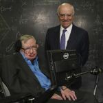 El presidente del BBVA, Francisco González, posa junto al profesor Stephen Hawking, al que ha entregado el Premio Fundación BBVA Fronteras del Conocimiento en Ciencias Básicas
