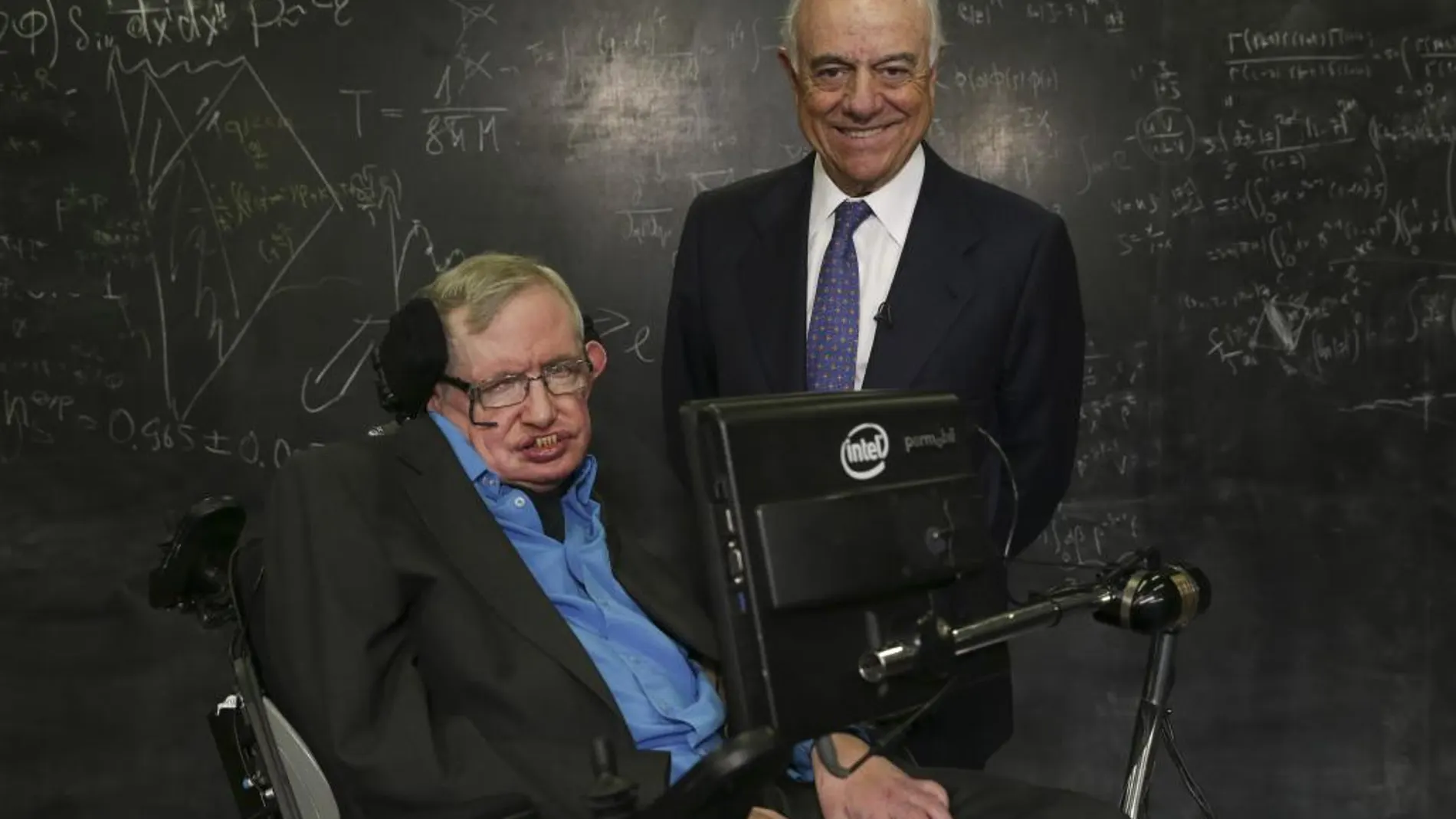El presidente del BBVA, Francisco González, posa junto al profesor Stephen Hawking, al que ha entregado el Premio Fundación BBVA Fronteras del Conocimiento en Ciencias Básicas
