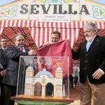 Rafael Carretero (segundo por la derecha), ayer en la colocación del primer tubo de la portada de la Feria de Abril