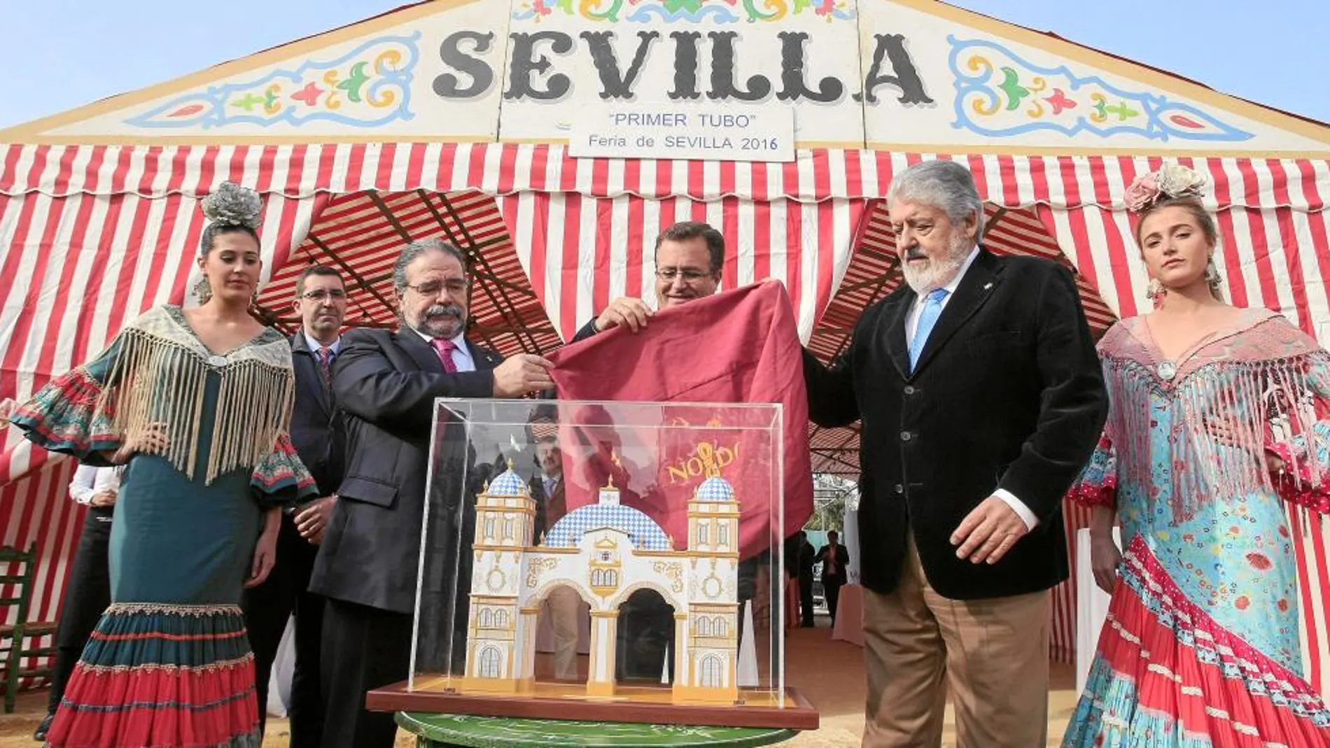 Rafael Carretero (segundo por la derecha), ayer en la colocación del primer tubo de la portada de la Feria de Abril
