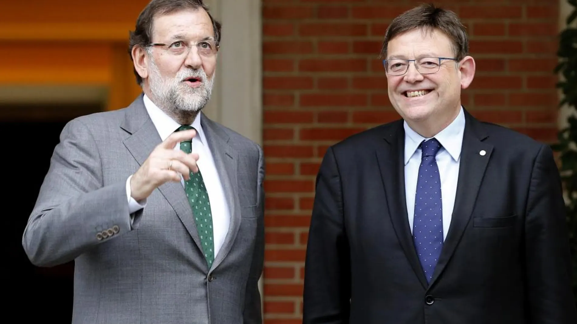 Mariano Rajoy junto al presidente de la Generalitat Valenciana, Ximo Puig, durante el encuentro que mantuvieron hoy en Moncloa.