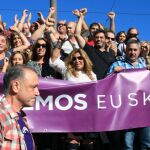 El hasta ahora secretario general de Podemos Euskadi, Roberto Uriarte (i), ha comparecido hoy con miembros del Consejo Ciudadano del País Vasco para exponer las razones de su dimisión