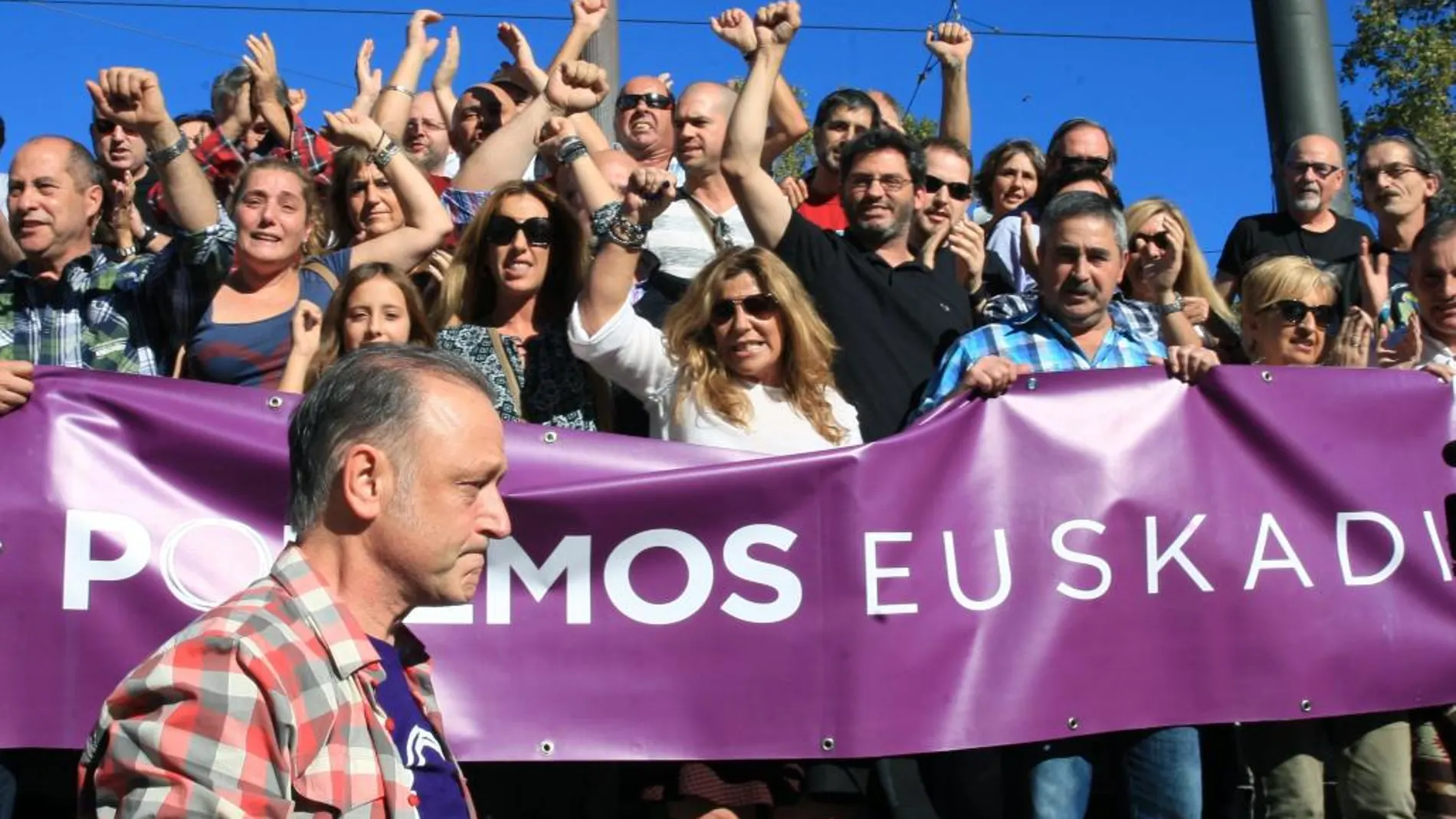 El hasta ahora secretario general de Podemos Euskadi, Roberto Uriarte (i), ha comparecido hoy con miembros del Consejo Ciudadano del País Vasco para exponer las razones de su dimisión