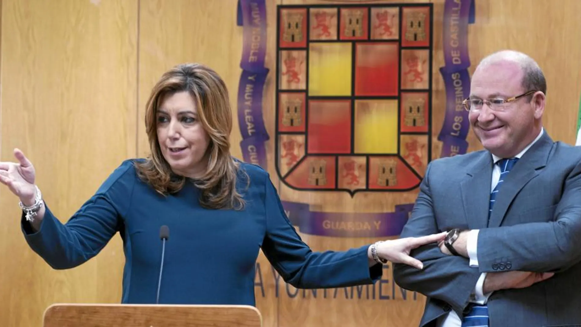 La presidenta de la Junta de Andalucía, Susana Díaz en el Ayuntamiento de Jaén acompañada por el alcalde, Javier Márquez(d)