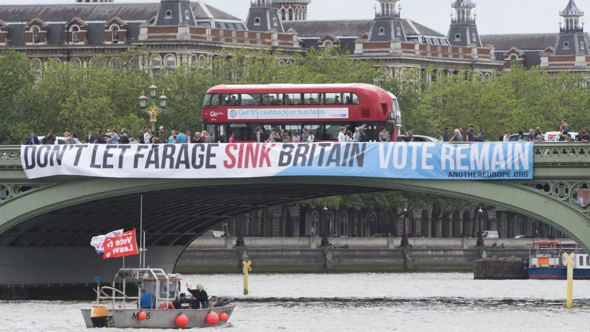 Simpatizantes a favor de la permanencia de la UE desplegaron una gran pancarta para recibir a la flotilla de barcos de pesca, organizada por el líder de UKIP Nigel Farage por el Támesis, en Londres (Reino Unido) el 15 de junio de 2016.