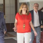Susana Díaz, ayer en la Cámara autonómica, junto al vicepresidente de la Junta (izda.) y el secretario de Organización del PSOE-A