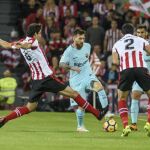 Leo Messi pisa el balón ante el centrocampista del Athletic de Bilbao, San José. EFE/Javier Zorrilla.