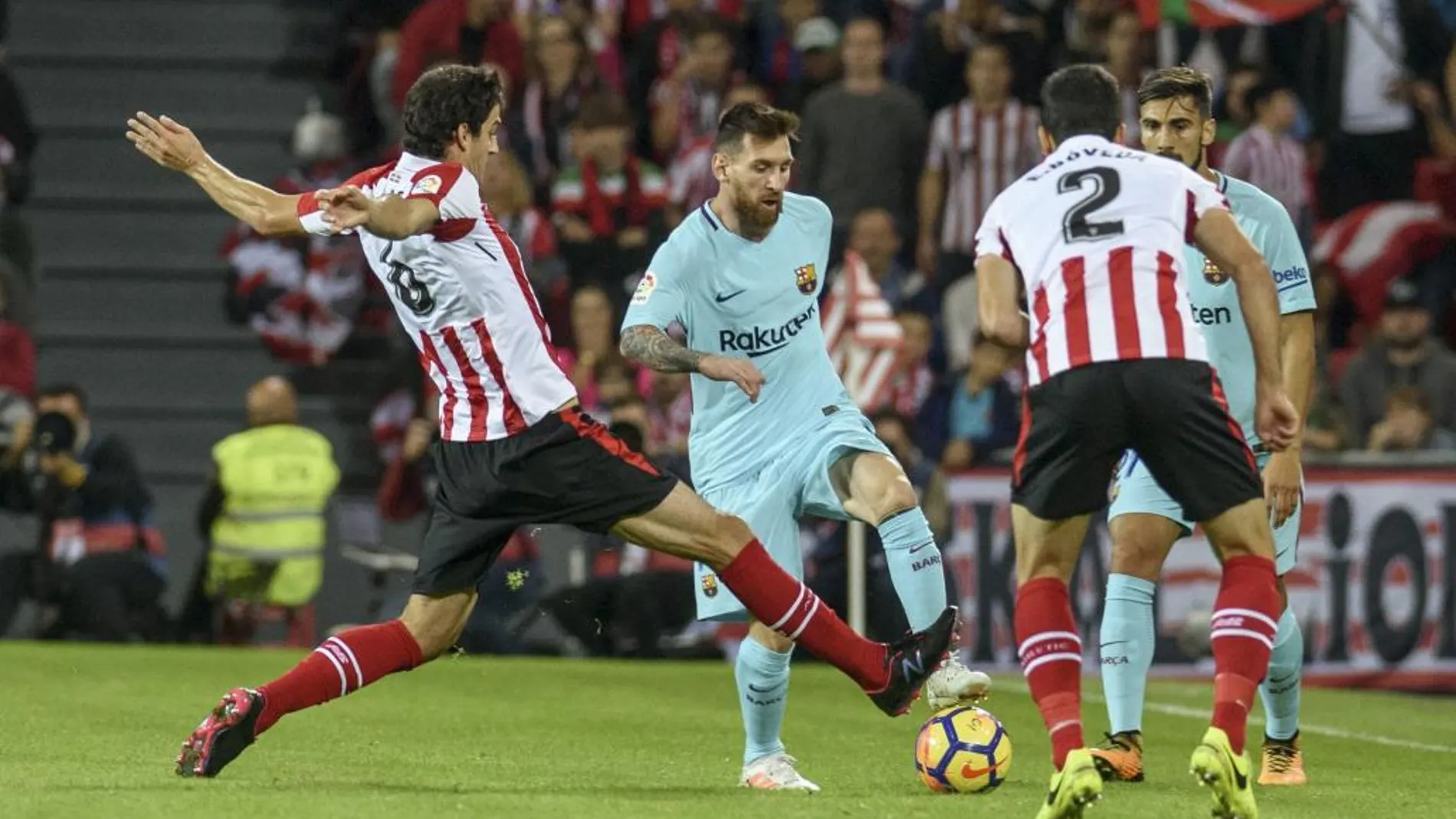 Leo Messi pisa el balón ante el centrocampista del Athletic de Bilbao, San José. EFE/Javier Zorrilla.