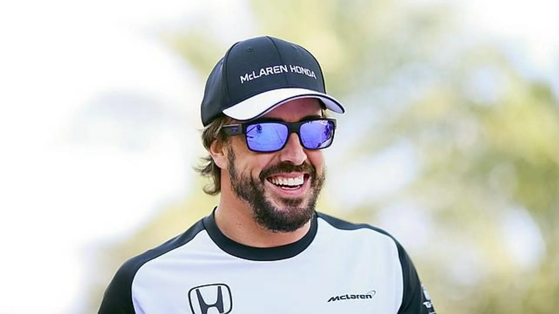 Fernando Alonso, sonriente, participará en las 24 Horas de Daytona
