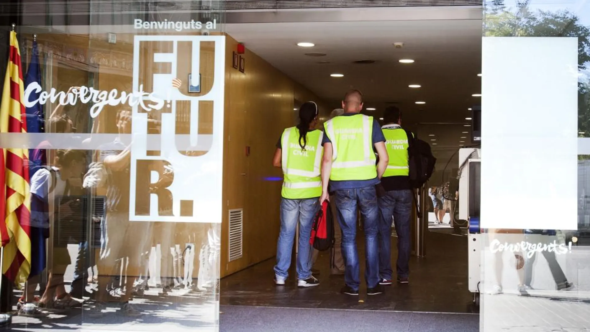 Efectivos de la Fiscalía Anticorrupción abandonan la sede central de CDC en Barcelona.