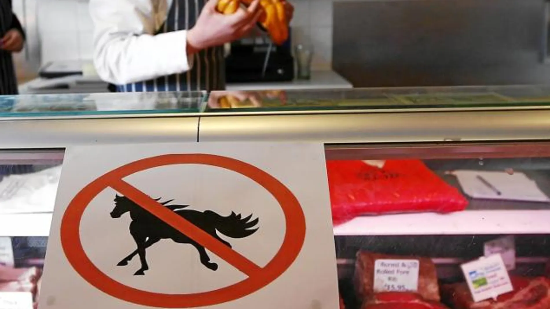Imagen de una carnicería británica en la que un cartel avisa a los clientes de que la carne que vende está libre de cualquier sospecha
