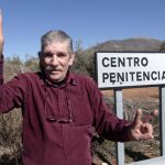 Miguel Montes Neiro hace el signo de la victoria a su salida de la prisión de Albolote en febrero de 2012/ Reuters