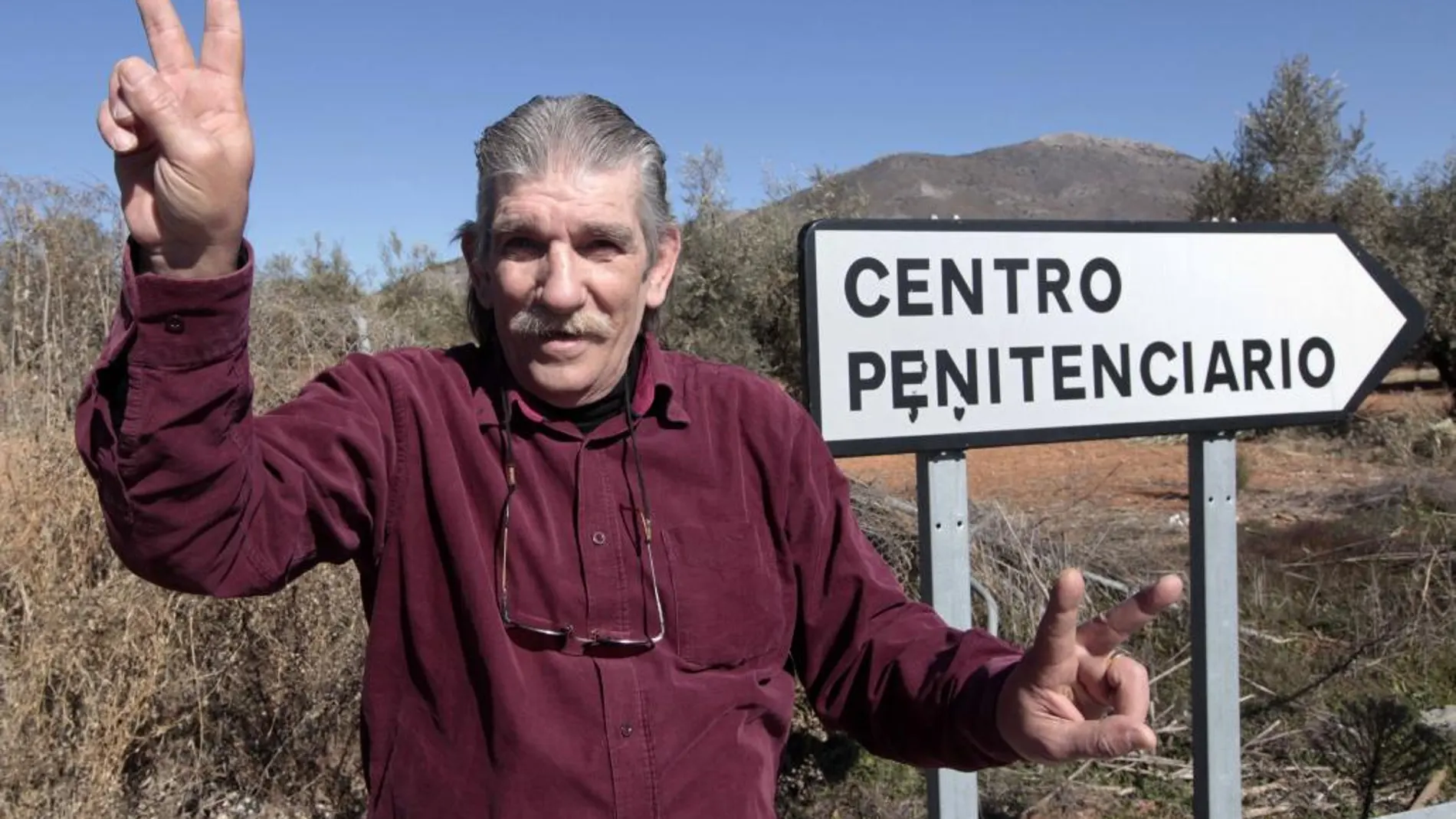 Miguel Montes Neiro hace el signo de la victoria a su salida de la prisión de Albolote en febrero de 2012/ Reuters