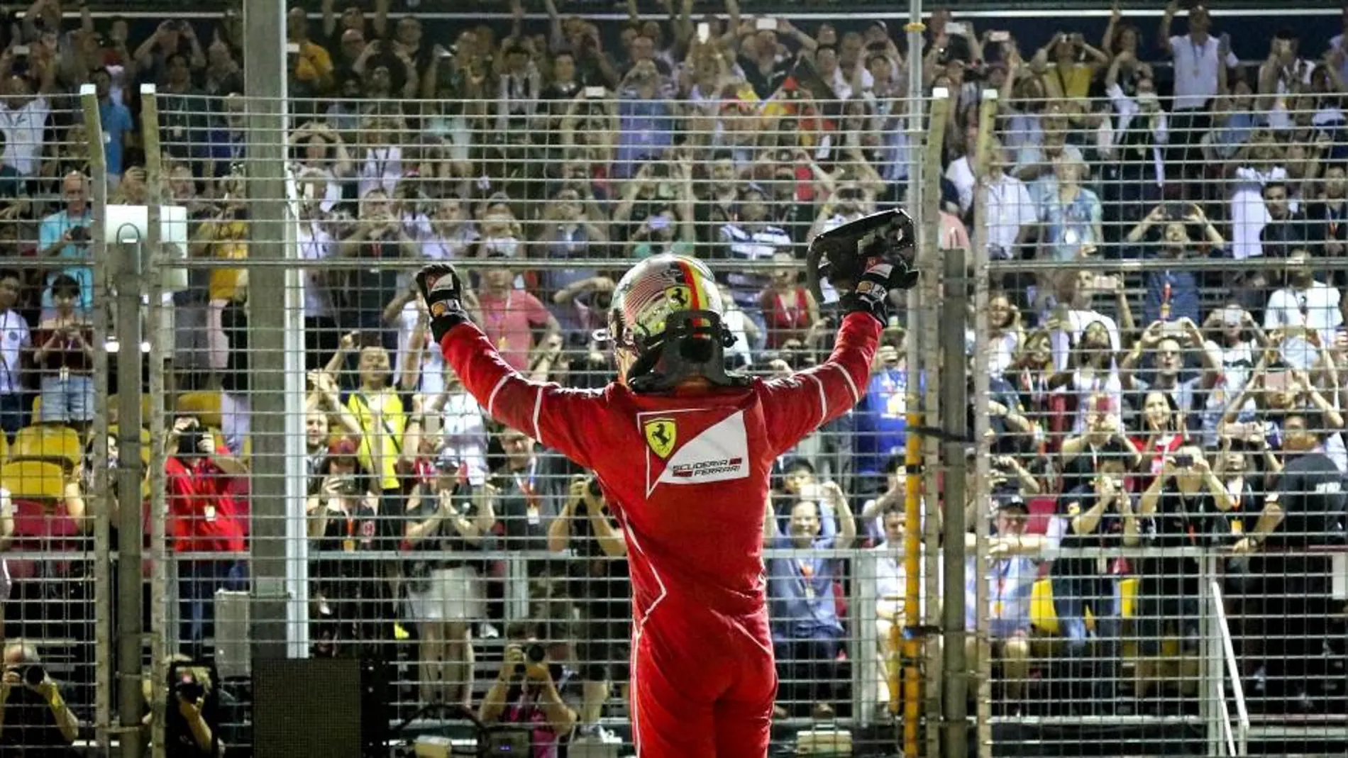Sebastian Vettel saluda tras lograr la pole en Singapur.