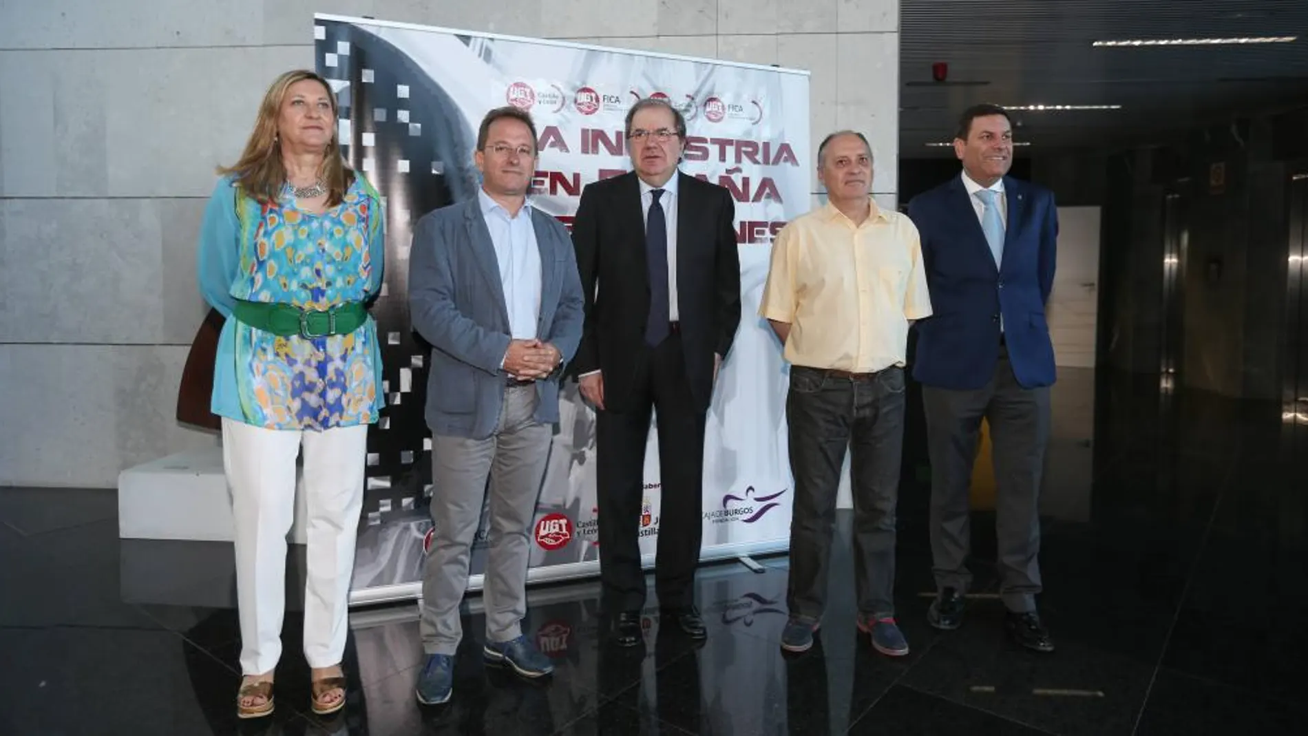 Pilar del Olmo, Pedro Luis Hojas, Juan Vicente Herrera, Faustino Temprano y Carlos Fernández Carriedo, antes de comenzar las jornadas en Valladolid