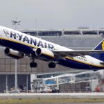 Avión de Ryanair despegando desde el aeropuerto de Toulouse