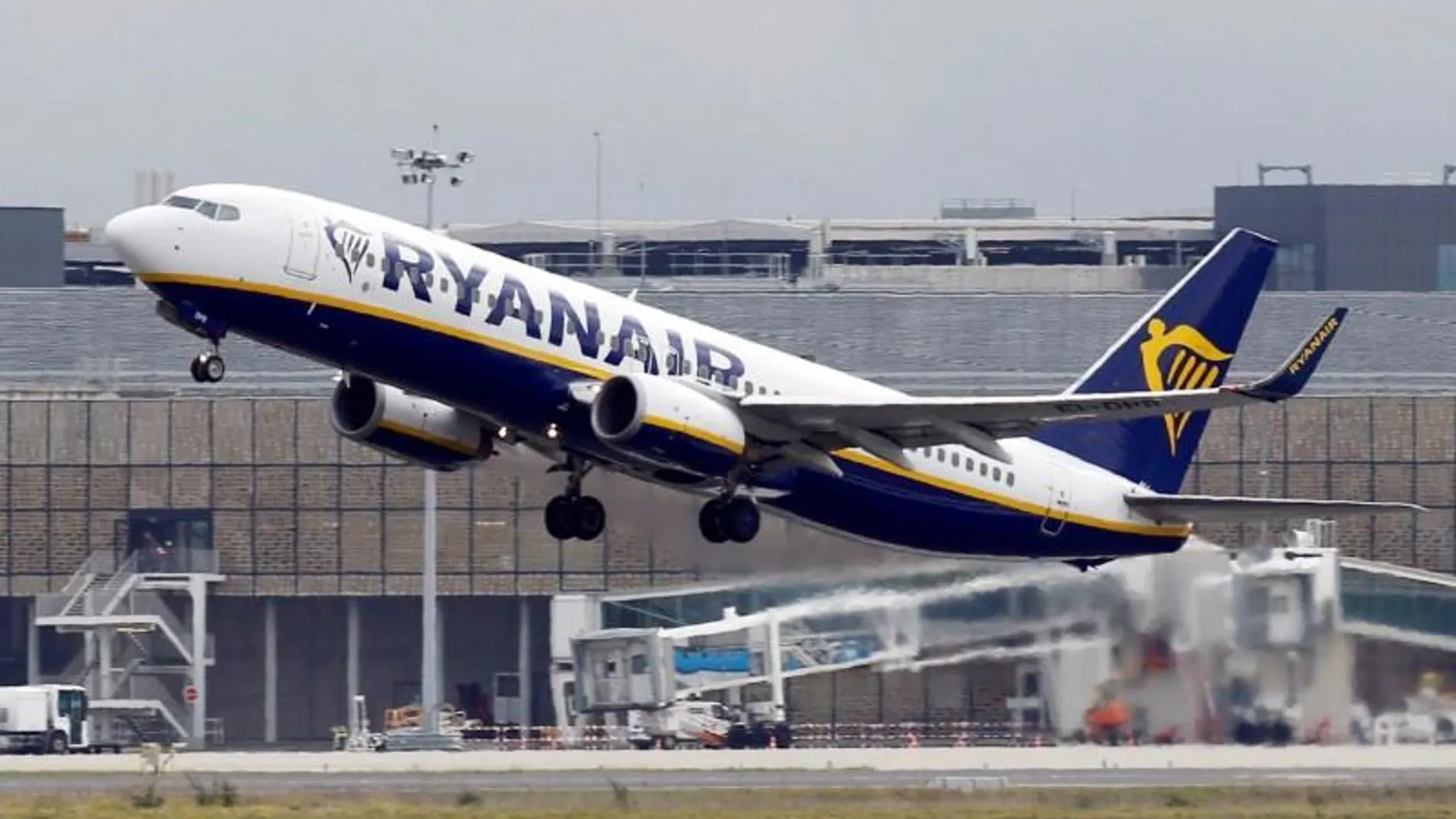 Avión de Ryanair despegando desde el aeropuerto de Toulouse