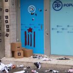Fachada de la sede central del PP catalán en Barcelona, que Arran, organización afin a las CUP, intentó ocupar