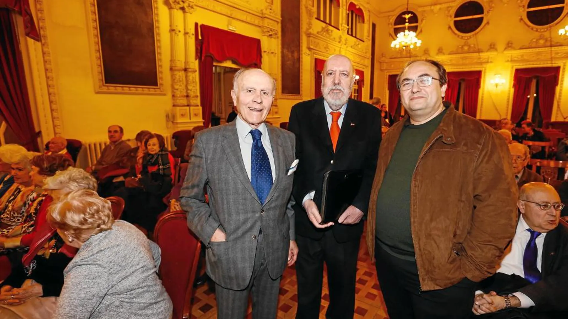 José Delfín Val junto al presidente del Club Santiago Alba, Felipe Martínez Sagarra, y el periodista Vidal Arranz