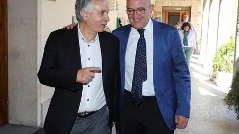 El presidente de la Diputación de Valladolid, Jesús Julio Carnero, junto al diputado y alcalde Medina de Rioseco, Artemio Domínguez, momentos antes de anunciar su decisión