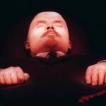 La momia de Lenin en la Plaza Roja se mantiene como símbolo de la revolución que cambió el mundo hace cien años