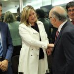 La consejera de Economía y Hacienda, Pilar del Olmo, saluda al ministro Montoro, momentos antes de empezar el Consejo de Política Fiscal y Financiera