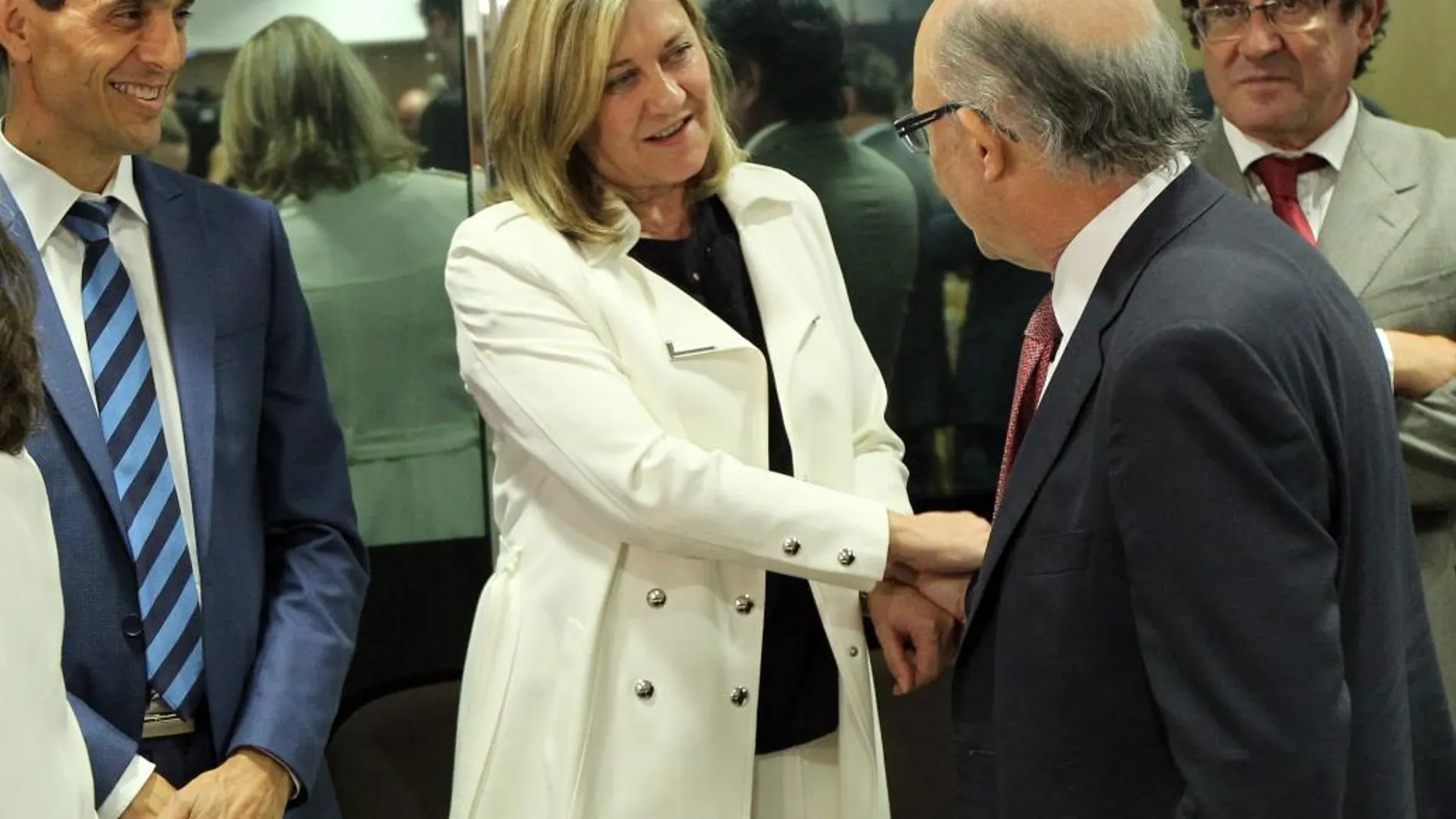 La consejera de Economía y Hacienda, Pilar del Olmo, saluda al ministro Montoro, momentos antes de empezar el Consejo de Política Fiscal y Financiera