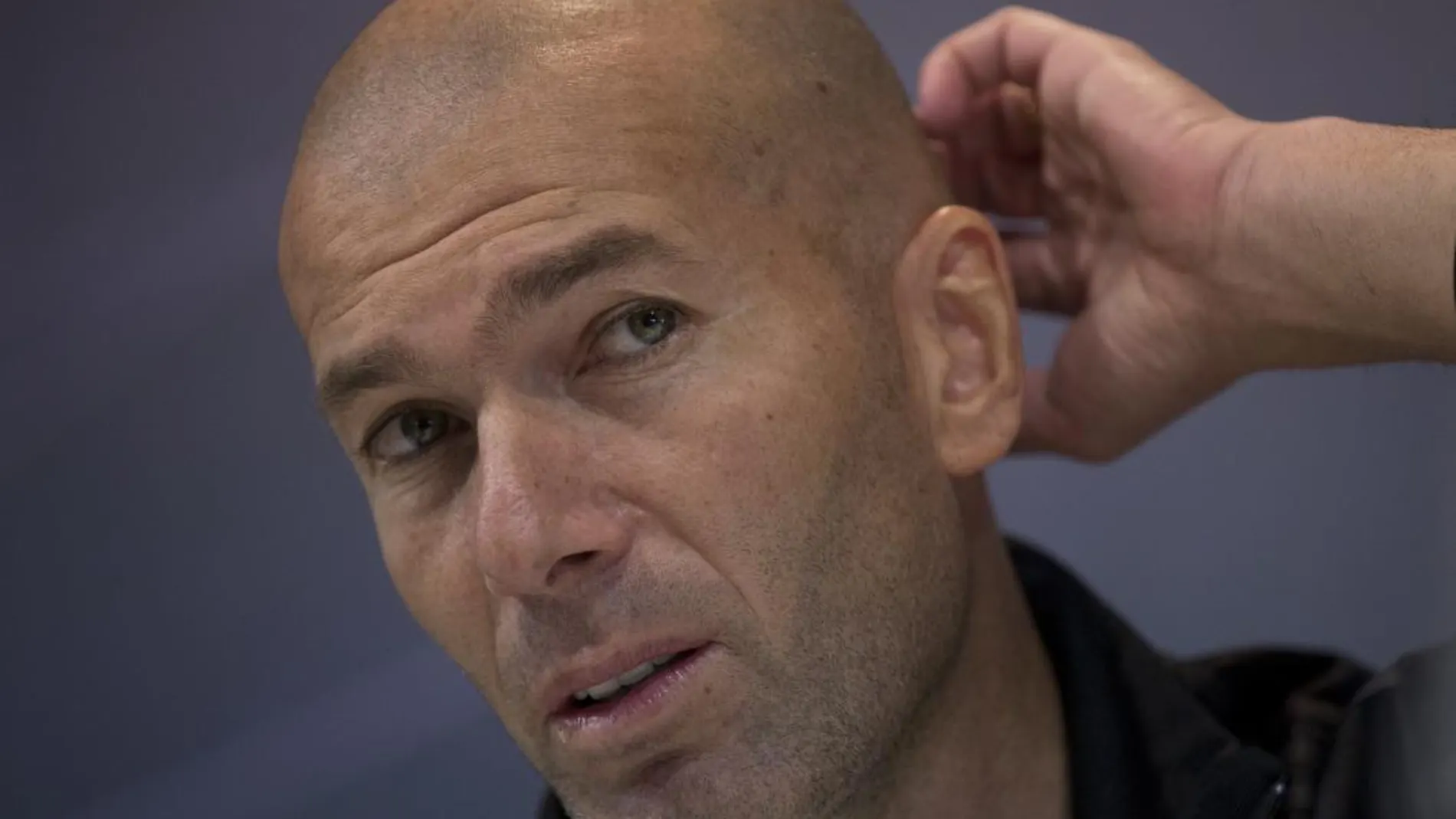 El entrenador del Real Madrid Zinedine Zidane durante la rueda de prensa
