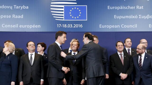 El presidente del Gobierno en funciones, Mariano Rajoy (d), conversa con el primer miistro holandés, Mark Rutte, el presidente del Consejo Europeo, Donald Tusk, y el primer ministro húngaro, Viktor Orban, durante la Cumbre de líderes de la Unión Europea en la sede del Consejo Europeo en Bruselas