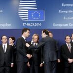 El presidente del Gobierno en funciones, Mariano Rajoy (d), conversa con el primer miistro holandés, Mark Rutte, el presidente del Consejo Europeo, Donald Tusk, y el primer ministro húngaro, Viktor Orban, durante la Cumbre de líderes de la Unión Europea en la sede del Consejo Europeo en Bruselas