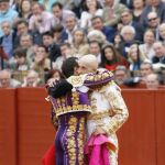 Rafaelillo y Castaño se funden en un emotivo abrazo, tras brindarle el cuarto