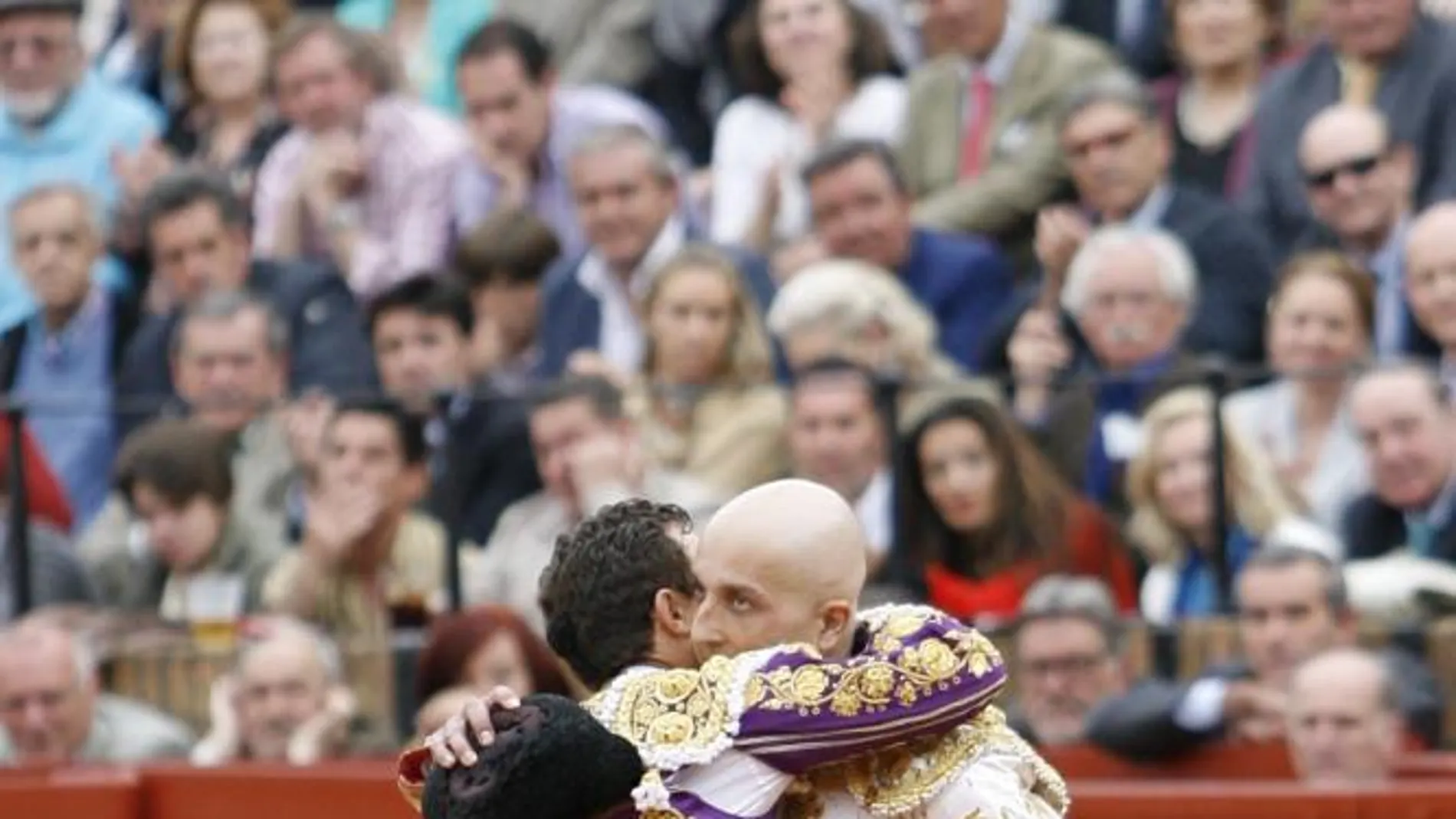 Rafaelillo y Castaño se funden en un emotivo abrazo, tras brindarle el cuarto