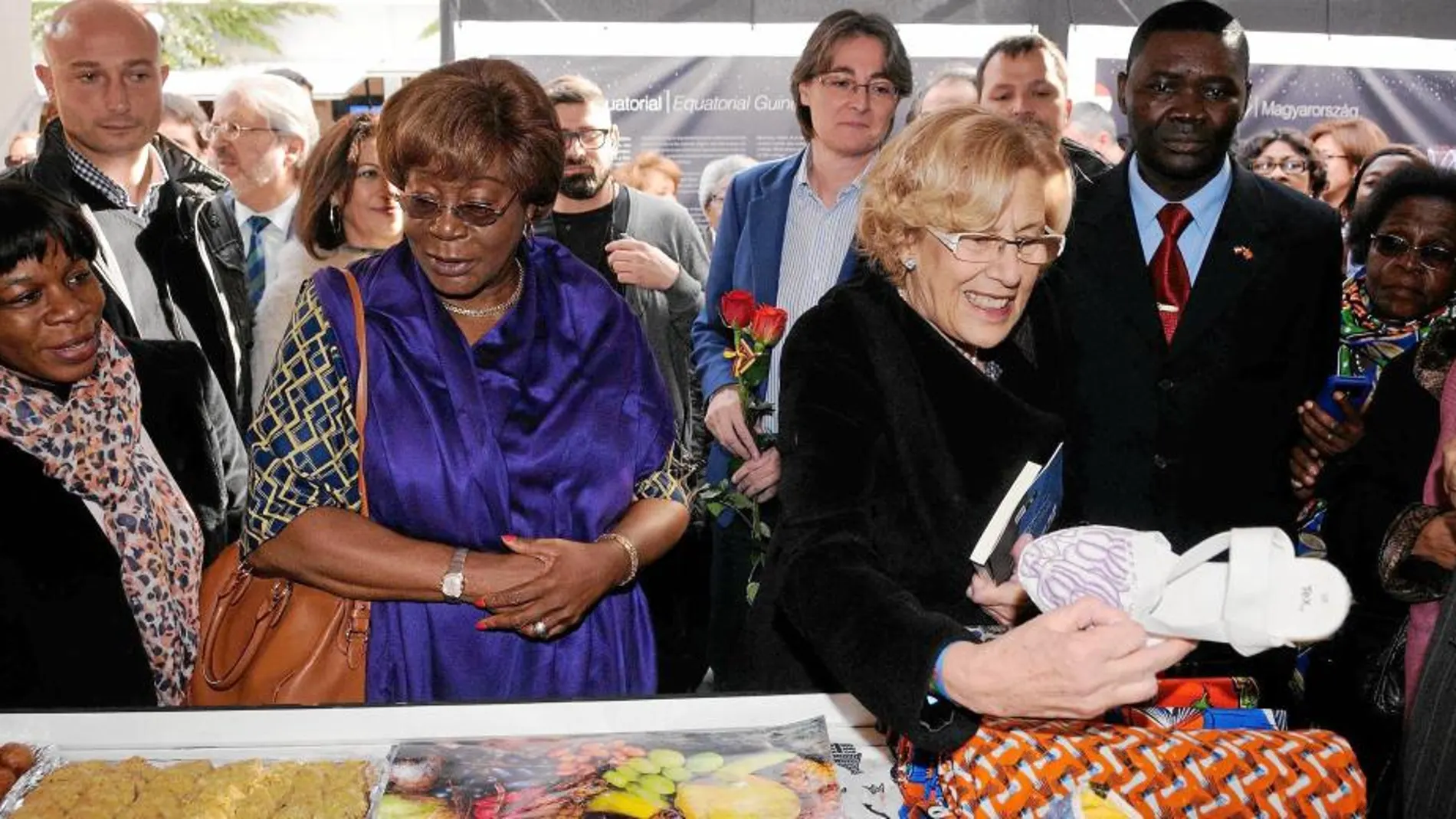 La alcaldesa Manuela Carmena fue la encargada de inaugurar, el pasado 17 de diciembre, la Feria Internacional de las Culturas, un proyecto en el que participaron 40 embajadas