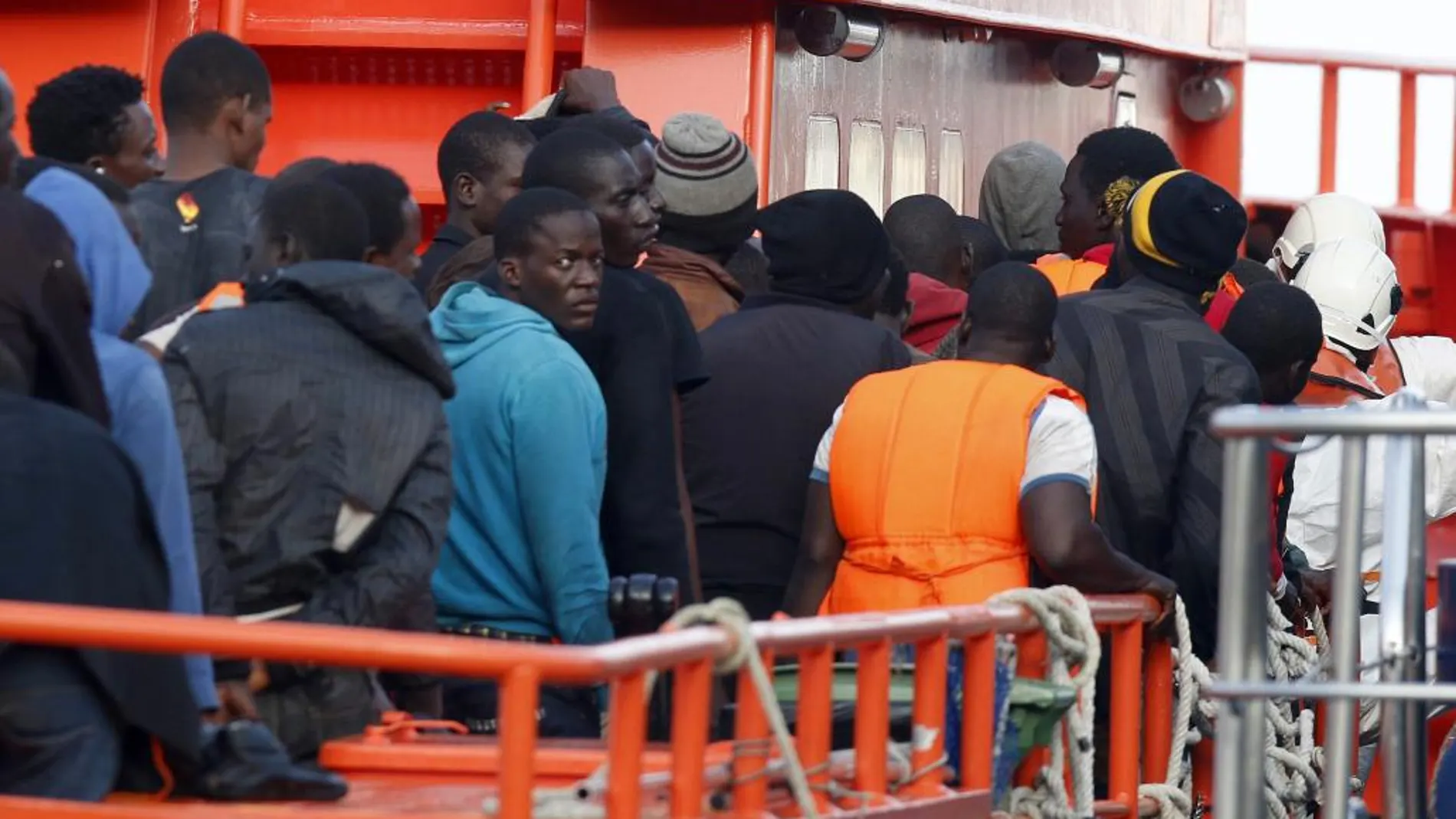 Un total de 66 inmigrantes llegan al puerto de Almería tras ser rescatados de dos pateras en el mar de Alborán