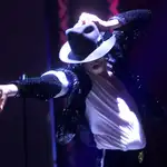 Michael Jackson durante un concierto, con su icónico sombrero de fieltro