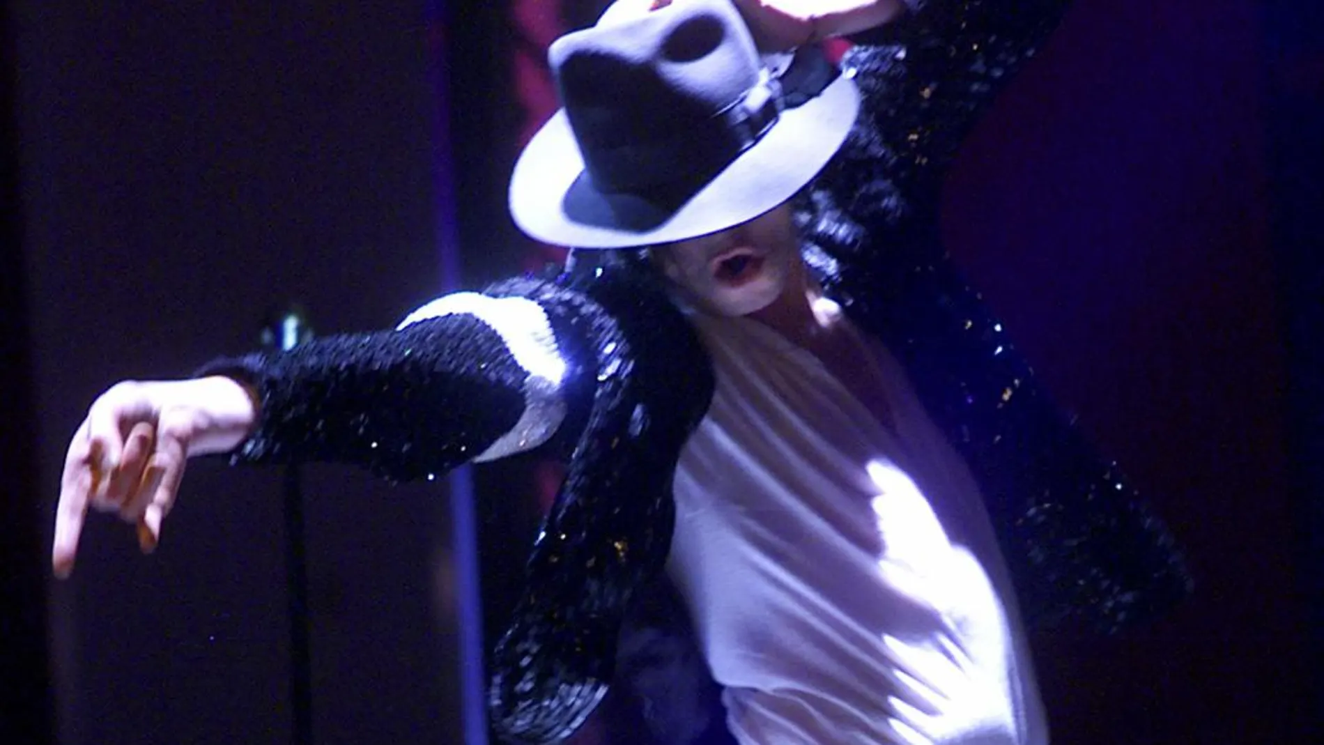 Michael Jackson durante un concierto, con su icónico sombrero de fieltro