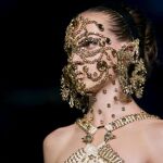 Una modelo presenta una creación de Givenchy.