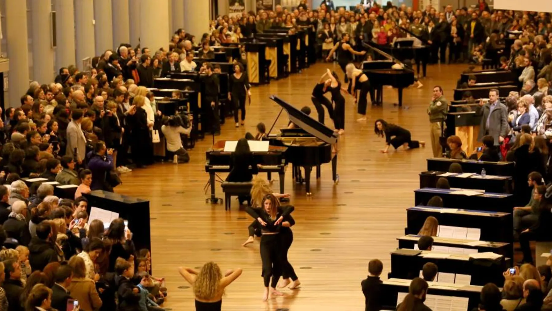 Cincuenta pianos percuten a la vez en el Centro Cultural Miguel Delibes de Valladolid