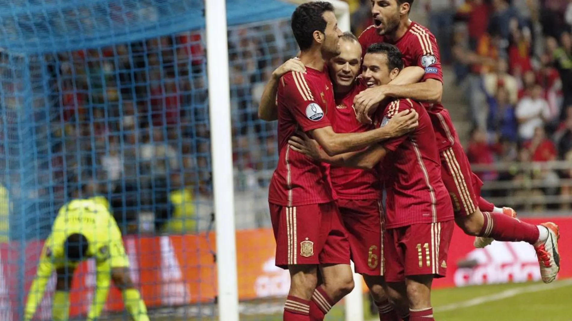 Los jugadores de la selección española felicitan a Andrés Iniesta