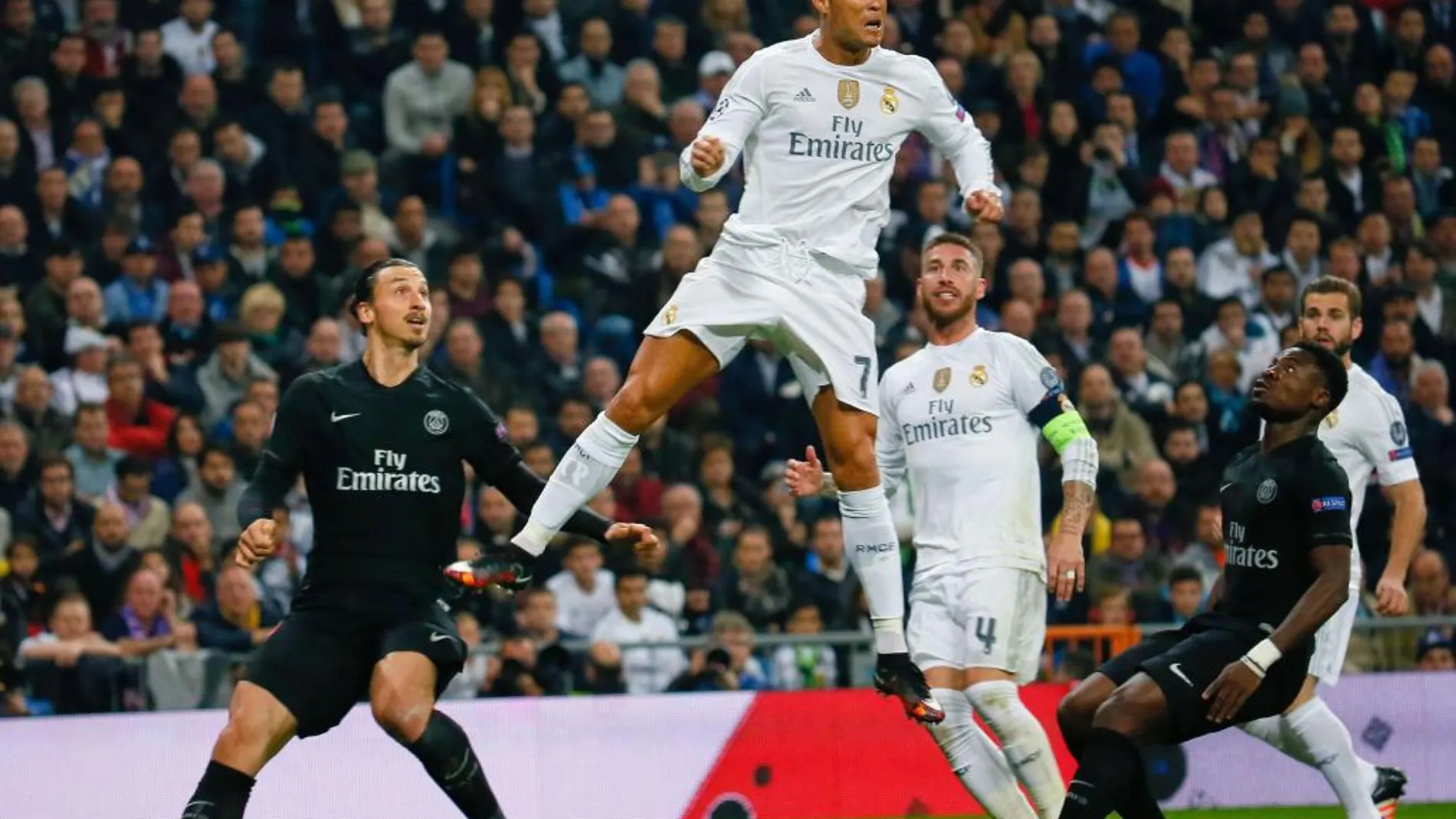 El delantero portugués del Real Madrid Cristiano Ronaldo (c) cabecea el balón ante su compañero, Sergio Ramos (2d), y los jugadores del Paris Saint-Germain, el sueco Zlatan Ibrahimovic (i) y Serge Aurier (d)