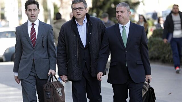 El concejal del grupo popular en el Ayuntamiento de Valencia, Cristóbal Grau (c), a su llegada a la Ciudad de la Justicia