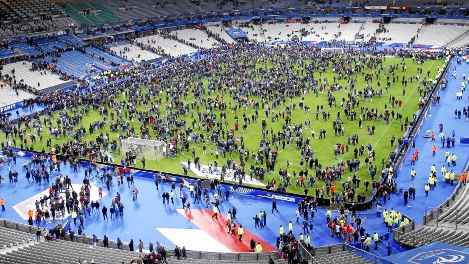 El Stade de France, el pasado 13 de noviembre, con parte del público que asistió a presenciar el Francia-Alemania en el césped del estadio