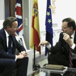 Mariano Rajoy y el primer ministro británico, David Cameron, durante la reunión que han mantenido hoy en el Palacio de La Moncloa.