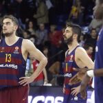 Los jugadores del Barcelona Lassa Juan Carlos Navarro (d) y Tomas Satoransky, al término del cuarto partido